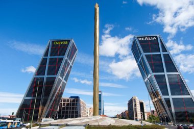 Paseo de la Castellana 'da Torres KIO olarak bilinen La Puerta de Europa. Bankia ve Realia 'nın sahip olduğu eğimli kuleler Philip Johnson, John Burgee tarafından tasarlandı.