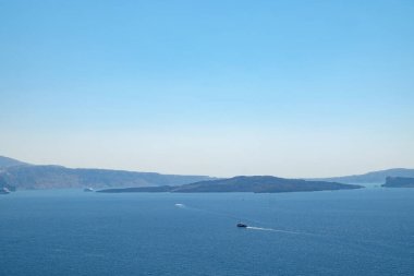 Santorini - Nea Kameni ve Palea Kameni adaları ve arka planda adanın güney kısmı.