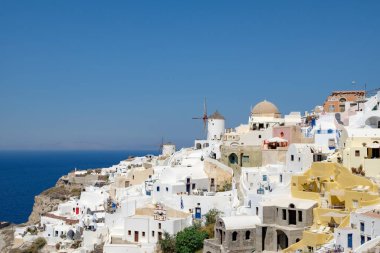 Yunanistan 'ın Santorini Adası' ndaki Oia köyü üzerinde geleneksel beyaz binalarla güzel bir manzara