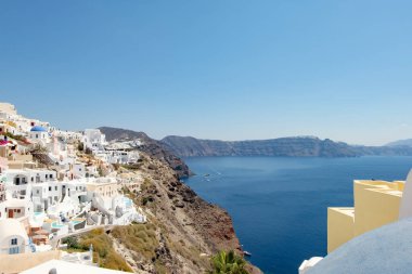 Yunanistan 'ın Santorini Adası' ndaki Oia köyü üzerinde geleneksel beyaz binalarla güzel bir manzara