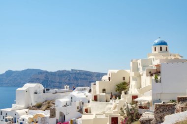 Yunanistan 'ın Santorini Adası' ndaki Oia köyü üzerinde geleneksel beyaz binalarla güzel bir manzara