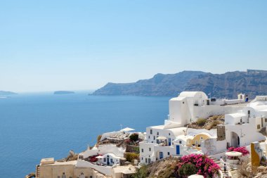 Yunanistan 'ın Santorini Adası' ndaki Oia köyü üzerinde geleneksel beyaz binalarla güzel bir manzara
