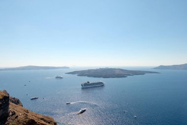 Santorini - Nea Kameni ve Palea Kameni adaları ve arka planda adanın güney kısmı.