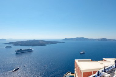 Santorini - Nea Kameni ve Palea Kameni adaları ve arka planda adanın güney kısmı.