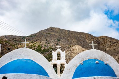 Santorini Adası, Kamari Sahili, Yunanistan 'da mavi kubbeli beyaz kilise