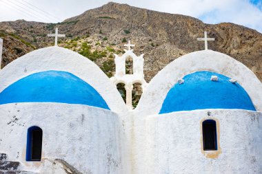 Santorini Adası, Kamari Sahili, Yunanistan 'da mavi kubbeli beyaz kilise