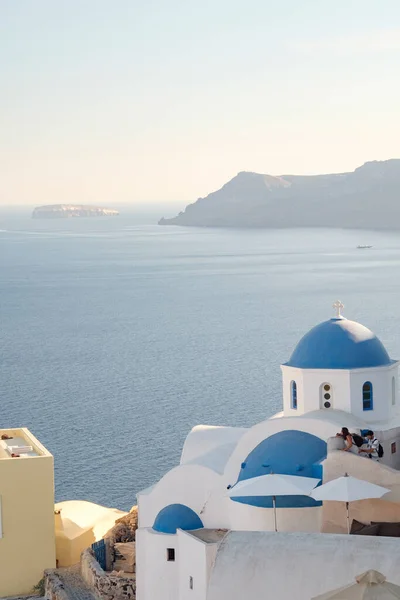 Prachtige Koepelkerk Vulkanische Caldera Met Schepen Verte Zonsondergang Fira Santorini — Stockfoto