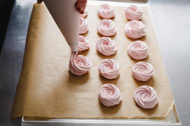 Marshmallow kütlesinin mutfak çantasından fırın tepsisine çıkarılması