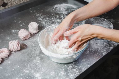 Profesyonel bir mutfakta çilekli pembe şekerlemeler pişirmek.