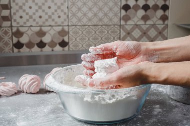 Profesyonel bir mutfakta çilekli pembe şekerlemeler pişirmek.