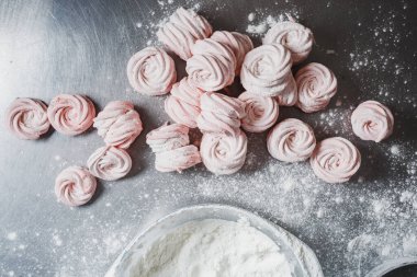 Profesyonel bir mutfakta çilekli pembe şekerlemeler pişirmek.