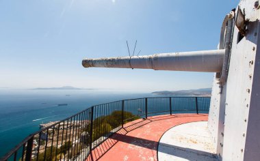 Ohara bataryasının bulunduğu yerden Cebelitarık ve Afrika Boğazı 'nın görüntüsü