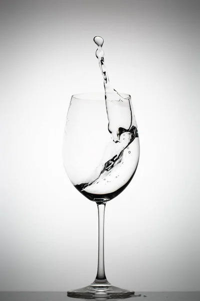 Πιτσιλιές Νερού Ποτήρι Κρασιού Βαθμονομημένο Φόντο — Φωτογραφία Αρχείου