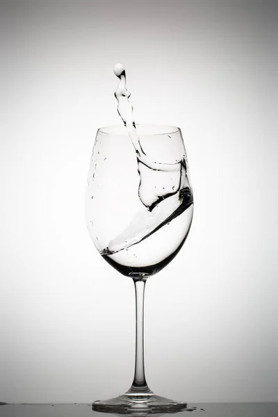 Salpicos Água Copo Vinho Fundo Gradiente — Fotografia de Stock