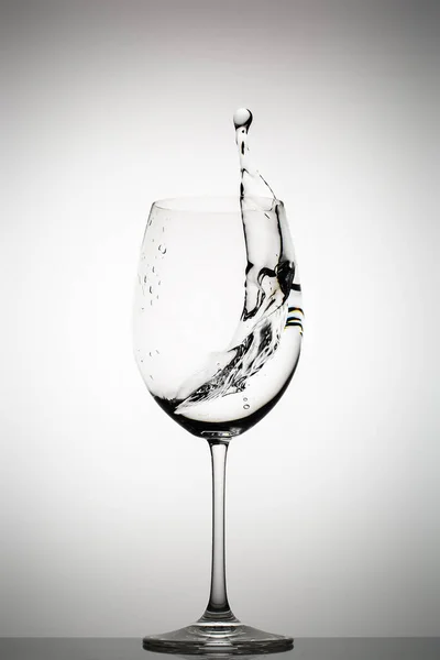 Water Splashing Wine Glass Gradient Background — Stock Photo, Image