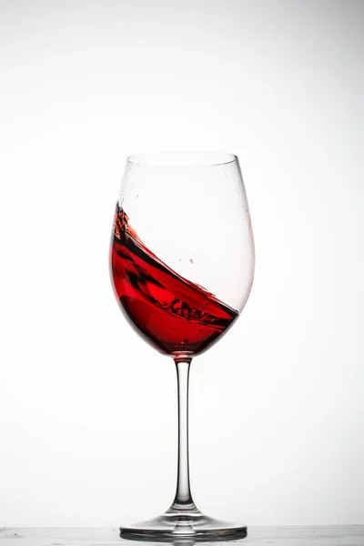 Rött Vin Stänk Ett Glas Vit Bakgrund — Stockfoto