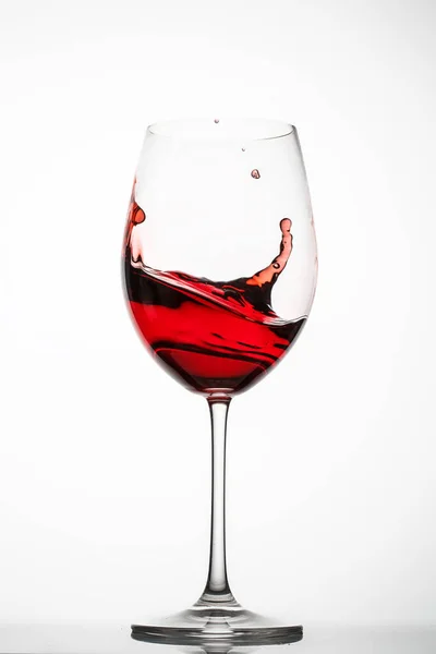 Rött Vin Stänk Ett Glas Vit Bakgrund — Stockfoto