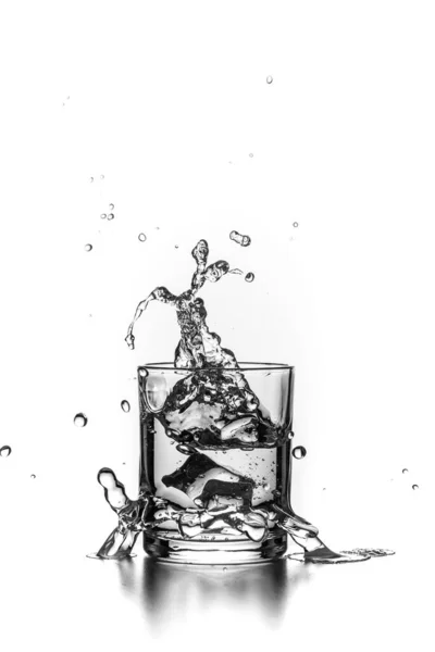 Νερό Ποτήρι Πιτσιλιές Και Πάγο — Φωτογραφία Αρχείου