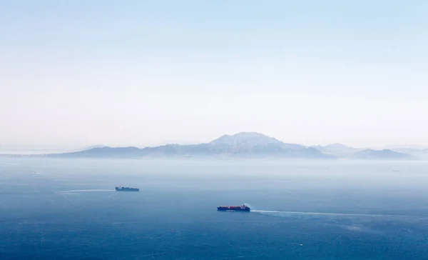 Estreito Gibraltar Com Petroleiros Dia Ensolarado Fotos De Bancos De Imagens