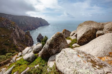 Atlantik Okyanusu manzarası ve Cape Rock 'tan kayalar