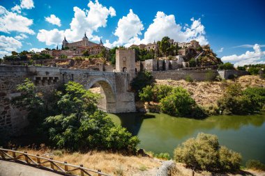 Güneşli bir yaz gününde Toledo İspanya 'nın panoramik manzarası. Antik taş duvarlar ve evler, mavi gökyüzü ve sıcak toprak.