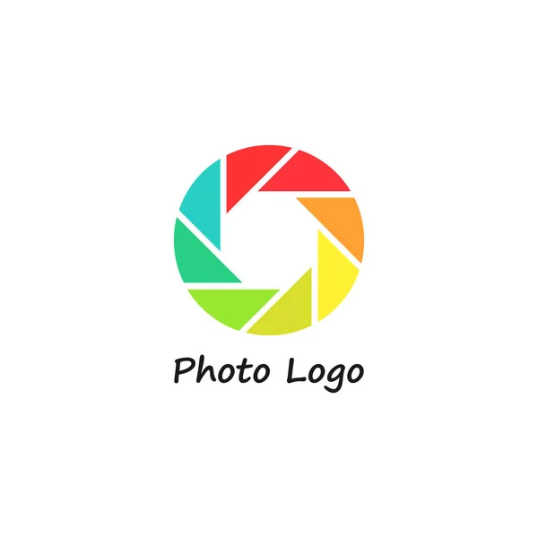 カメラ写真ロゴアイコンテンプレート 白に隔離されたピクセルアートカメラのロゴ 写真家のためのロゴスタジオカメラ — ストックベクタ
