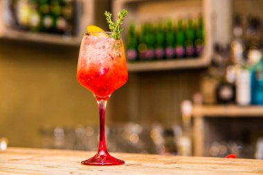 Ahşap plaka üzerinde kırmızı kokteyl