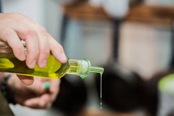 Lokanta mutfağı yağı ekleyerek pan ocakla, Şef