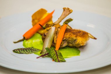 Tabakta yemek için özel tasarladığımız detay