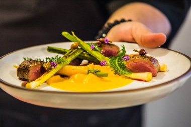 Tabakta yemek için özel tasarladığımız detay