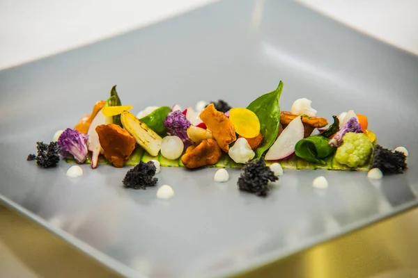 Tabakta yemek için özel tasarladığımız detay