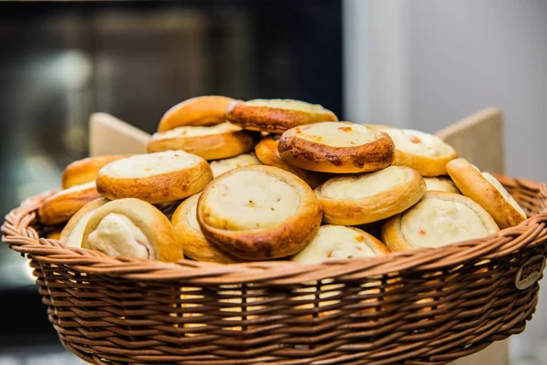 Arreglo con productos de panadería frescos sabrosos en la mesa — Foto de Stock