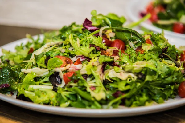 tabak taze sebze salatası