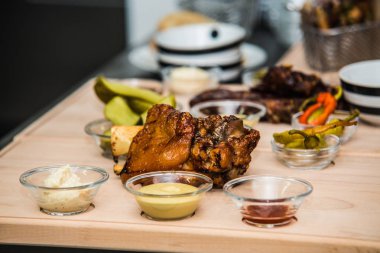 Tabakta yemek için özel tasarladığımız detay