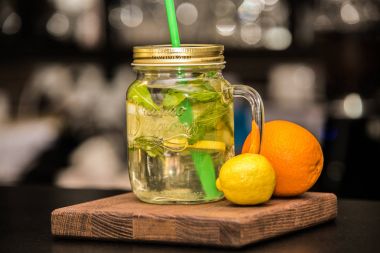 Taze meyvelerden hazırlanmış serinletici buz içki