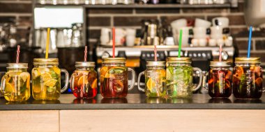 Taze meyvelerden hazırlanmış serinletici buz içki