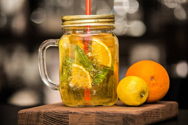 Taze meyvelerden hazırlanmış serinletici buz içki