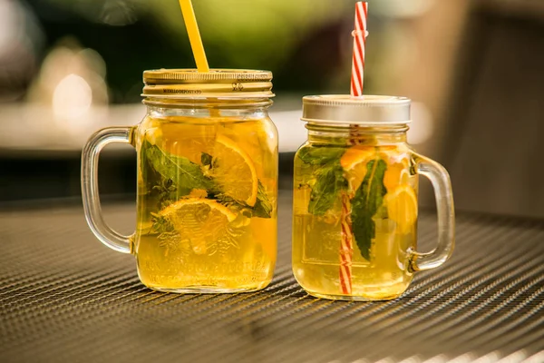 Taze meyvelerden hazırlanmış serinletici buz içki