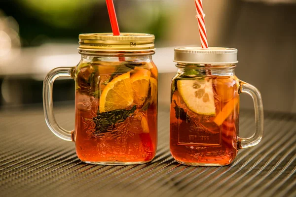 Taze meyvelerden hazırlanmış serinletici buz içki