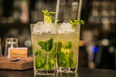 Mojito kokteyl barın arka plan üzerinde