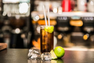 Taze limon hazırlanan serinletici buz içki