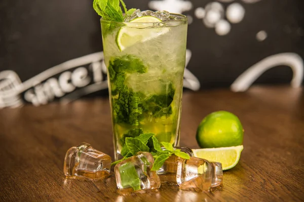 Mojito cocktail on the background of the bar — Stock Photo, Image
