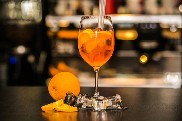 Aperol Spritz buz barda kokteyl arka plan
