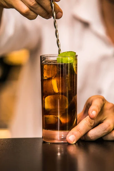 Barmen buz kokteyl ile taze limon bar yapmak