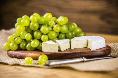 ahşap oyun tahtası beyaz üzüm ile peynir