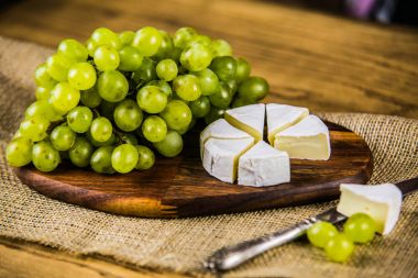 ahşap oyun tahtası beyaz üzüm ile peynir