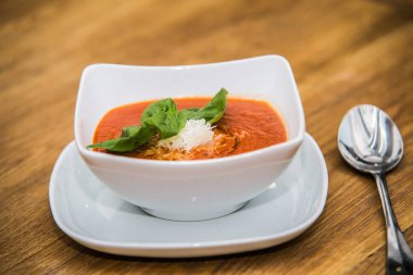 domates krem çorba ve peynir ahşap bir masa üzerinde