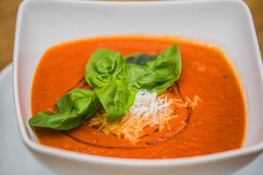 domates krem çorba ve peynir ahşap bir masa üzerinde