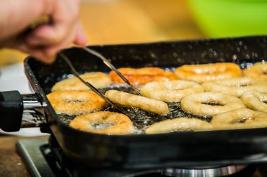 Şef mutfakta yemekle hazırlar