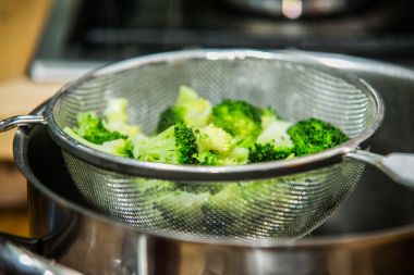 Mutfakta aşçı sebze ile sağlıklı gıda hazırlar